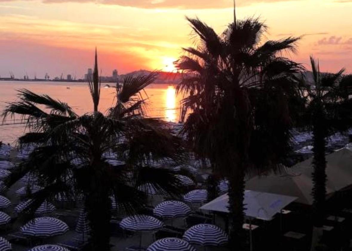 Durres Strand Direkt Am Meer Exteriör bild