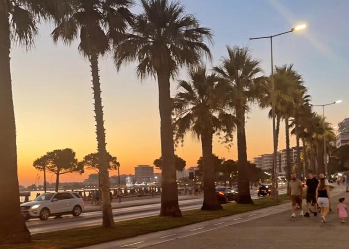 Durres Strand Direkt Am Meer Exteriör bild