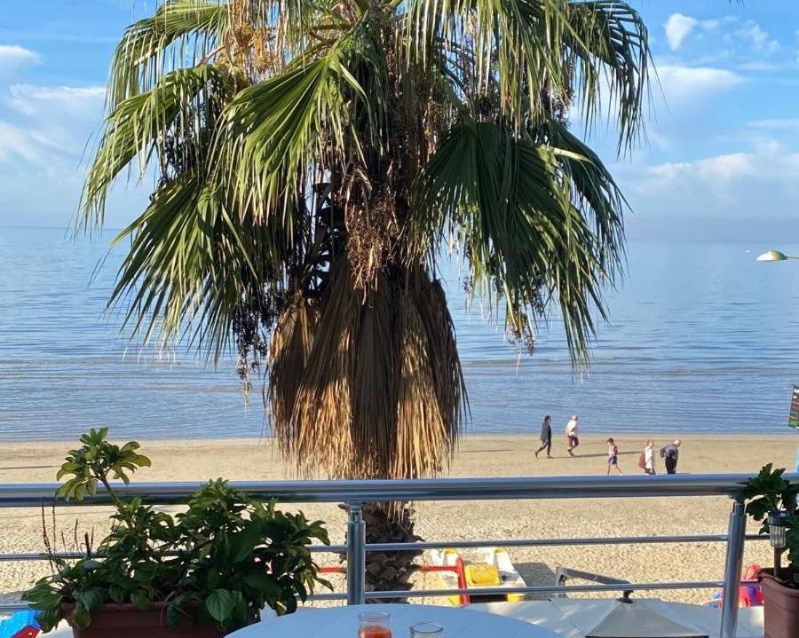 Durres Strand Direkt Am Meer Exteriör bild