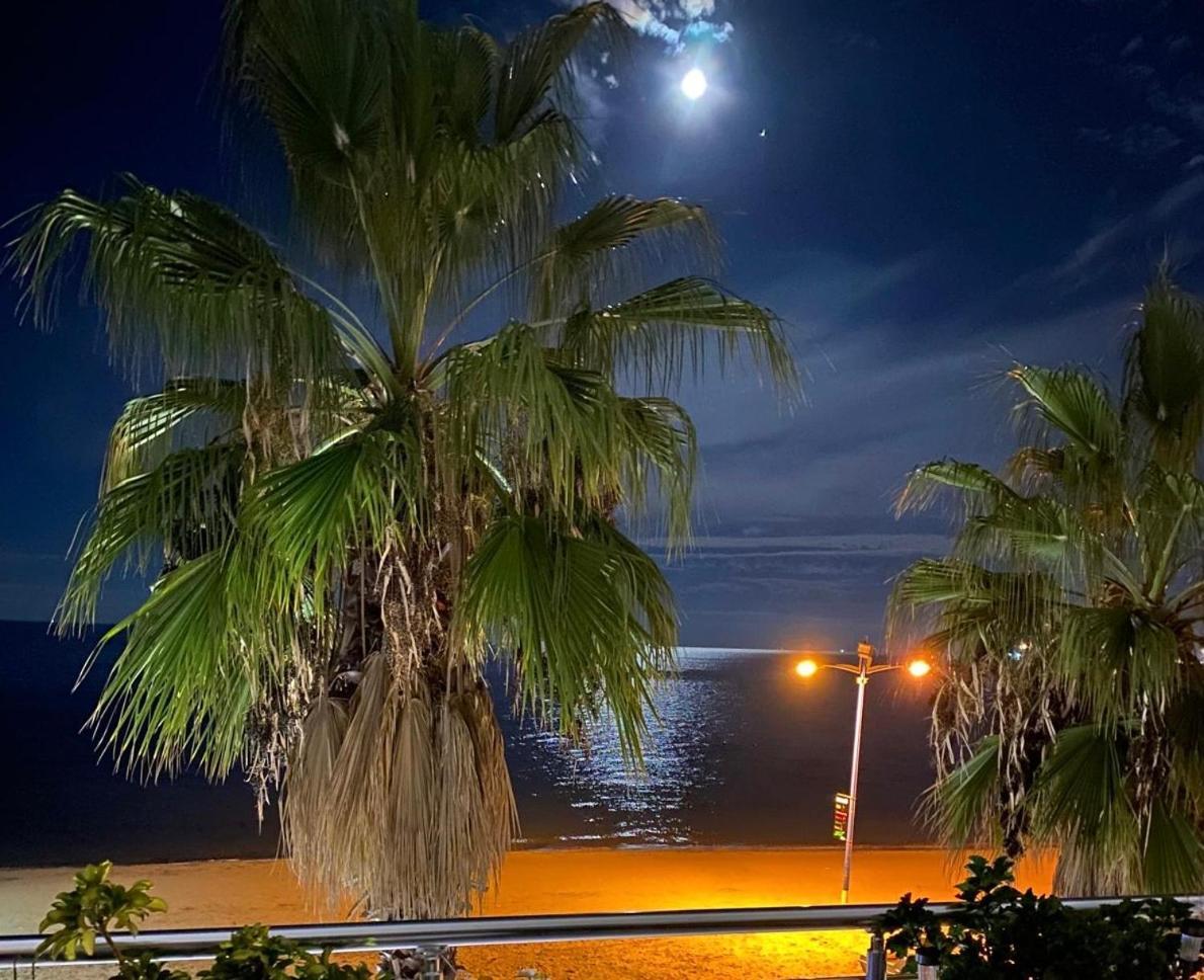 Durres Strand Direkt Am Meer Exteriör bild