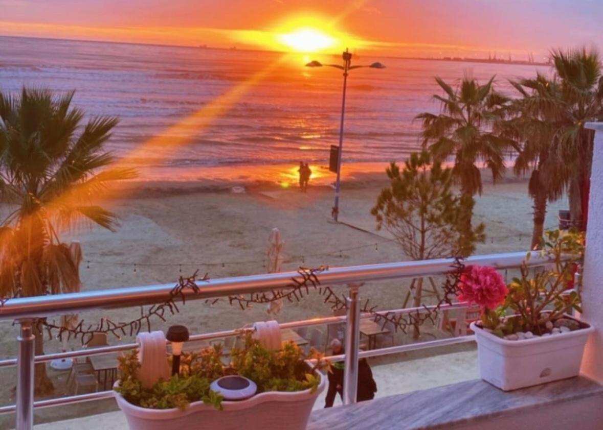 Durres Strand Direkt Am Meer Exteriör bild